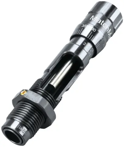 Usazovací matrice s okénkem pro snadné vložení střely, systémem zadržení střely, mikrometrickým nastavením hloubky usazení a samocentrovacím dříkem pro dokonalou souosost.